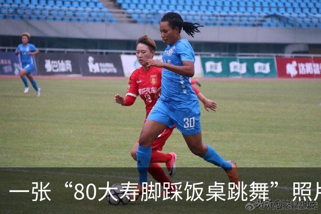 一张“80大寿脚踩饭桌跳舞”照片火了，家长被嘲：没人喜欢你家孩子