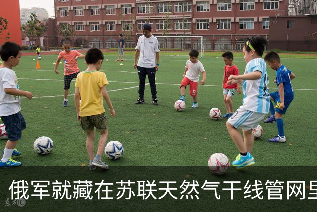 俄军就藏在苏联天然气干线管网里面，修了几十个地下据点，在地下管道里发动袭击，俄乌突击队戴着防毒面具，钻入黑暗管道贴身绞杀！